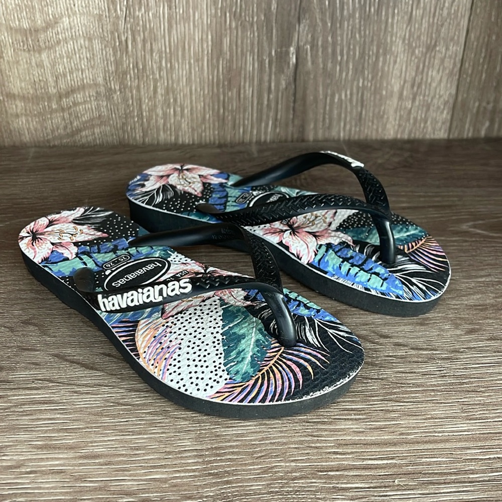 LIKE NEW excellent condition havaianas flip flops for girls